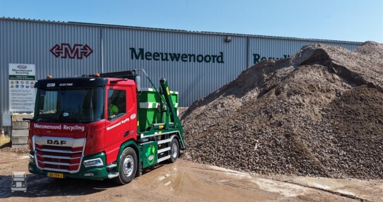 1-DAF-XD-270E-FA-Meeuwenoord (960 x 540) 1-DAF-XD-270E-FA-Meeuwenoord (960 x 540)